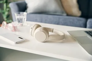 WH-CH520 - Draadloze on-ear koptelefoon by Sony in Beige – product photo 2 of 3