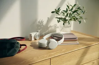 WH-CH520 - Draadloze on-ear koptelefoon by Sony in White – product photo 2 of 3