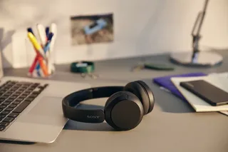WH-CH520 - Draadloze on-ear koptelefoon by Sony in Black – product photo 2 of 3