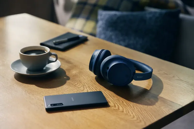 WH-CH720N – Draadloze over-ear koptelefoon met Noise Cancelling van Sony in Blauw – productfoto 2 van 3