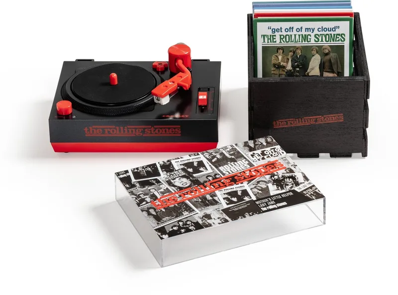 The Rolling Stones - Mini Platenspeler - inclusief zes 3" singles met bewaarkrat. van Crosley in Zwart – productfoto