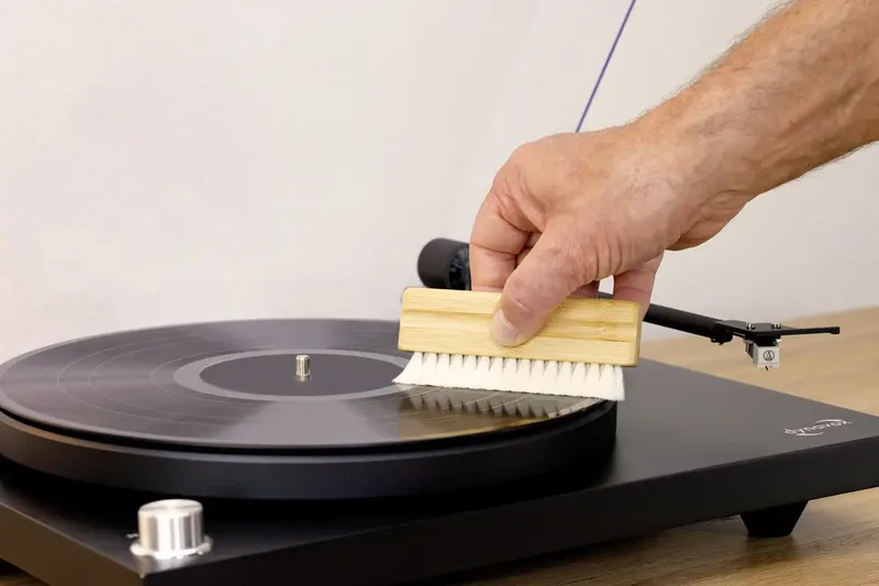 NB110 Platenborstel by Dynavox – product photo 2 of 3