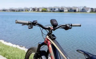Wind3SBLK Bluetooth luidspreker Incl. houder, Waterafstotend fra JBL i Sort – produktbillede 2 af 3