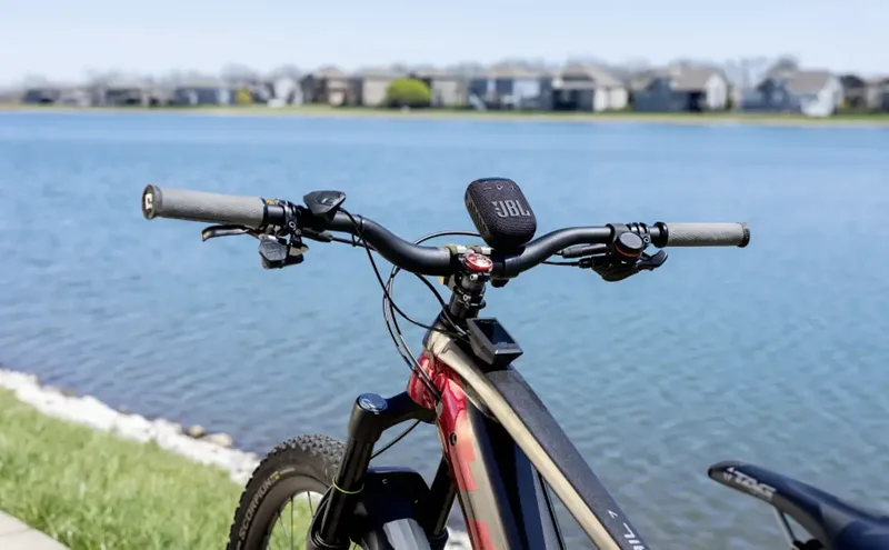 Wind3SBLK Bluetooth luidspreker Incl. houder, Waterafstotend fra JBL i Sort – produktbillede 2 af 3