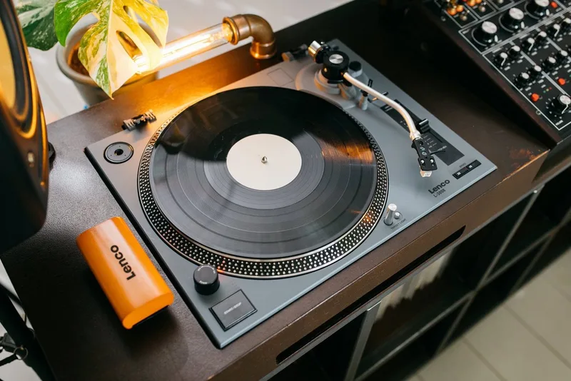 LP Schoonmaakset - Platenborstel - Naaldborstel - Vinyl Reinigingsvloeistof - TTA-5IN1 van Lenco in Zwart – productfoto 3 van 4
