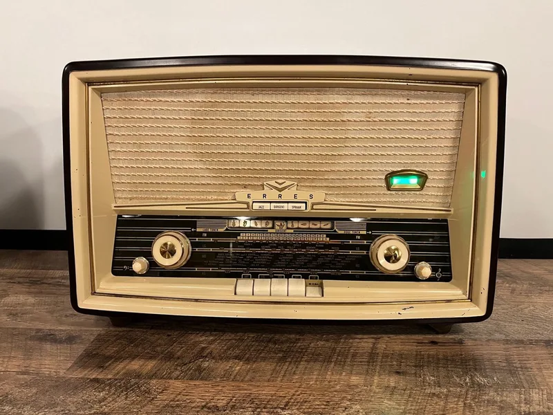 xvaudio vintage Bluetooth radio (6) van Philips in Bruin, Wit bakkeliet – productfoto