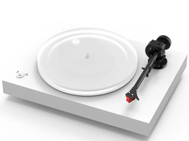 X2 B platenspeler wit zijdeglans von Pro-Ject – Produktfoto