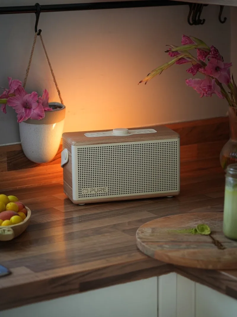Classic Aura - De draagbare Bluetooth-luidspreker met sfeerverlichting, Katoen wit/Eiken van Pure in Wit – productfoto