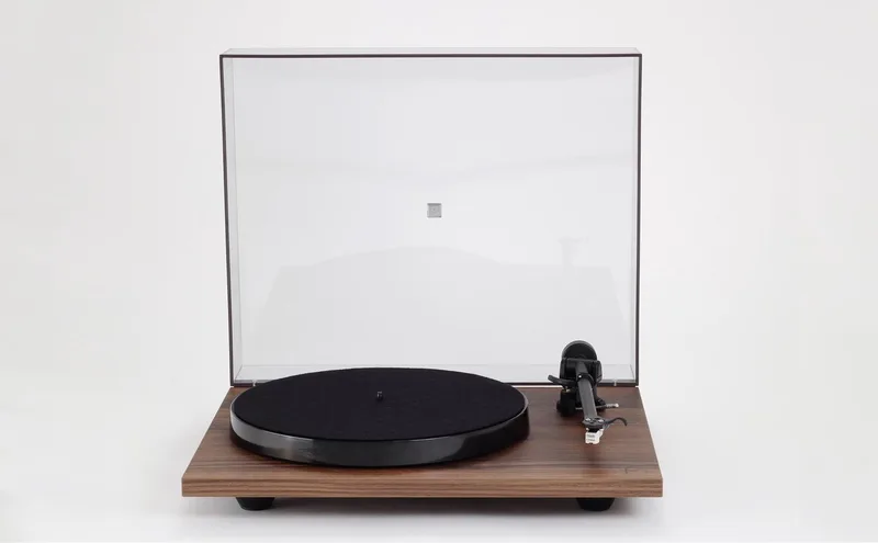 Planar 1 Platenspeler - Carbon Cartridge - Walnoot van Rega in Bruin – productfoto