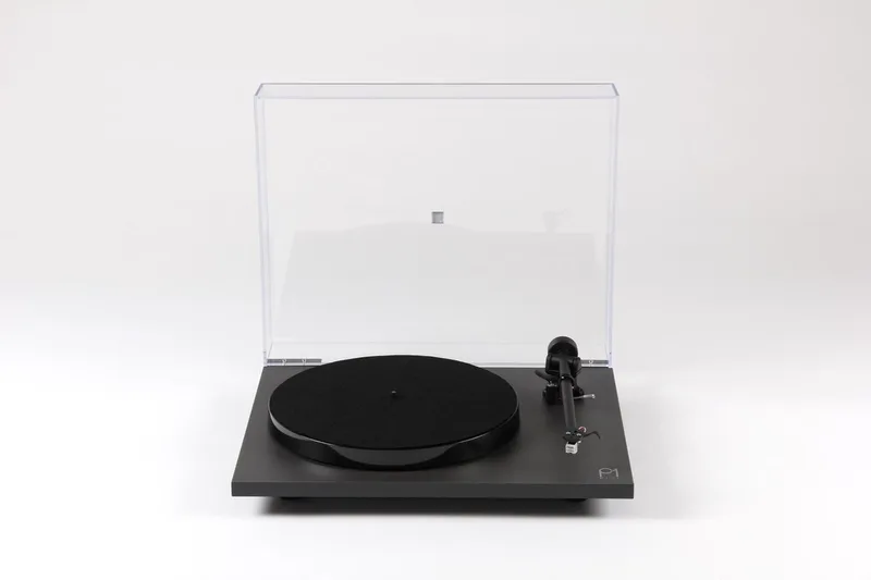 Planar 1 Plus Platenspeler met Phono Voorversterker - Carbon Cartridge van Rega in Mat zwart – productfoto
