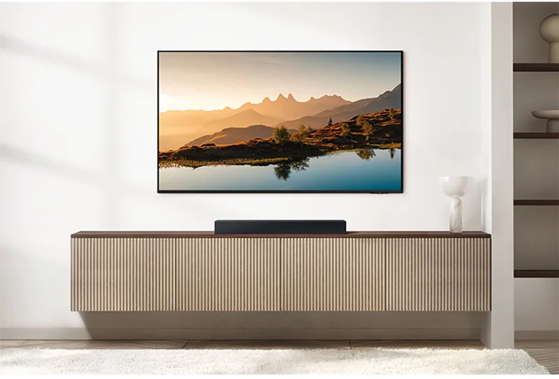Essential C-series Soundbar HW-B400F (2025) van Samsung in Zwart, Titanium – productfoto