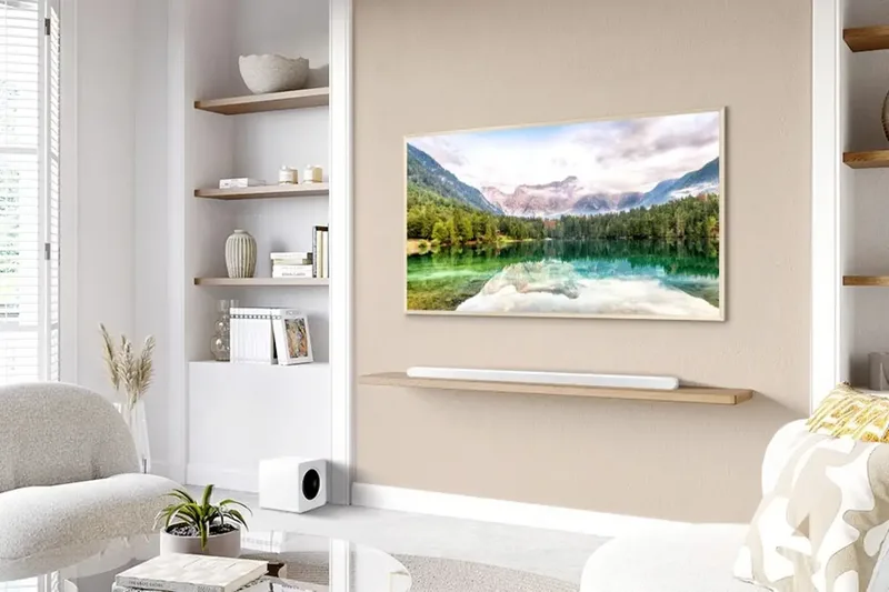 Ultra Slim Soundbar HW-S811GD Surroundsysteem Bluetooth, Dolby Atmos, WiFi, Wandbevestiging, Spraakbesturing de Samsung en Blanc – photo produit 2 sur 3