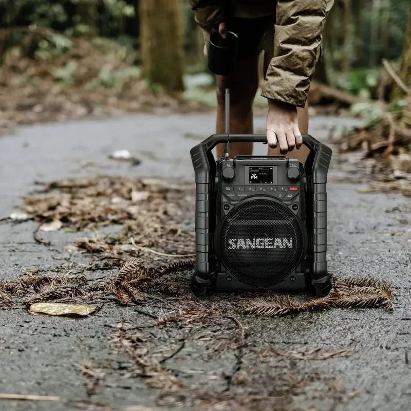 U-4X Bouwradio DAB+, VHF (FM) Bluetooth, USB, AUX, NFC Oplaadbaar, Waterdicht, Stofvast, Stofdicht, NFC, Acculaadfunctie van Sangean in Zwart – productfoto 2 van 3