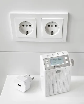 DAB60WE Steckdosenradio DAB+, UKW Bluetooth®, USB Freisprechfunktion, Inkl. Mikrofon, spritzwassergeschützt, Weckfunktion, wiederaufladbar Weiß by Soundmaster – product photo 2 of 3