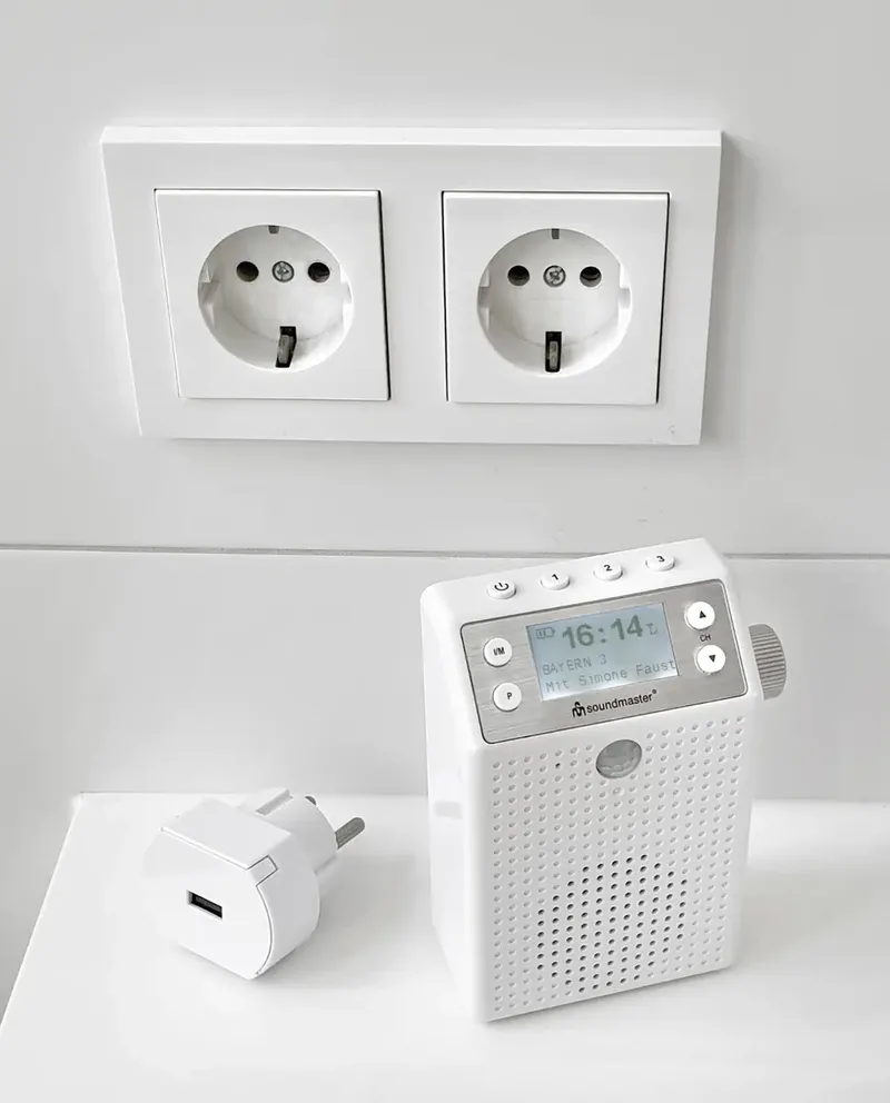 DAB60WE Steckdosenradio DAB+, UKW Bluetooth®, USB Freisprechfunktion, Inkl. Mikrofon, spritzwassergeschützt, Weckfunktion, wiederaufladbar Weiß by Soundmaster – product photo 2 of 3