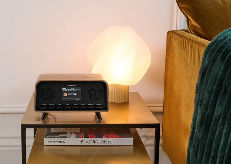 RT850DABBT Wekkerradio & Bluetooth Speaker in 1 - Bluetooth 5.3, Dimbaar Display, DAB+ & FM by Thomson in Zwart en hout – product photo