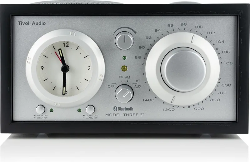 Model 3 BT w/ USB - Wekkerradio met Bluetooth - Zwart/Zilver van Tivoli Audio in Zwart – productfoto