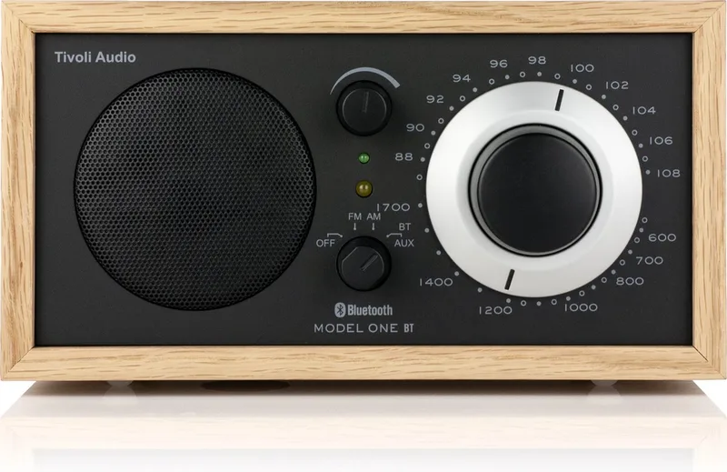 Model One BT - FM/AM Radio met Bluetooth - Oak/Zwart van Tivoli Audio in Zwart – productfoto