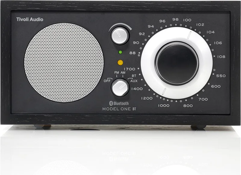 Model One BT - FM/AM Radio met Bluetooth - Zilver/Zwart van Tivoli Audio in Zwart – productfoto