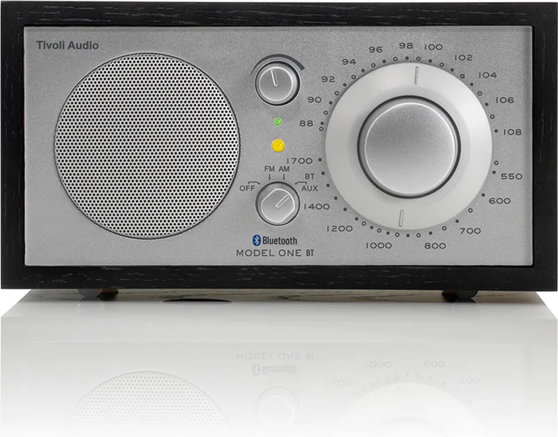 Model One BT - FM/AM Radio met Bluetooth - Zwart/Zilver van Tivoli Audio in Zwart – productfoto