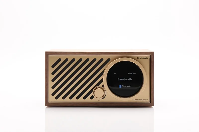 Model One Digital+ Gen 3 - DAB+/WiFi/AirPlay 2/Chromecast/Smart Radio - Walnut/Gold van Tivoli Audio in Walnoot – productfoto