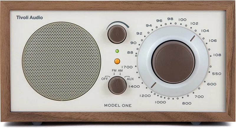 Model One - FM/AM Radio - Walnoot/Beige van Tivoli Audio in Walnoot – productfoto